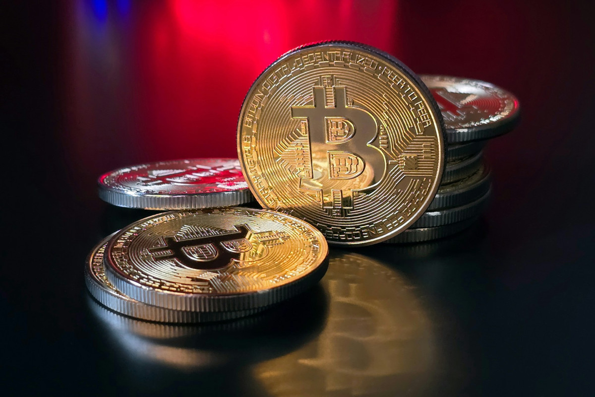 Κάτω από τα $63.000 το Bitcoin, υπό την πίεση των γεωπολιτικών εξελίξεων