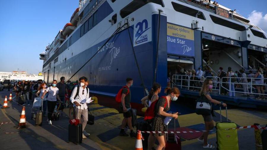 Αυξημένη η κίνηση στο λιμάνι του Πειραιά-Πώς ταξιδεύουμε με πλοίο