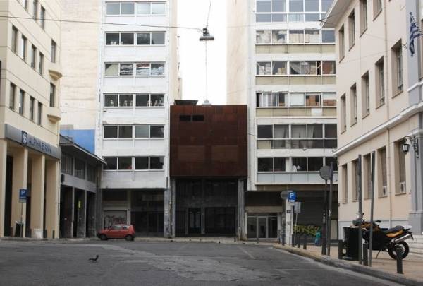«Πνοή ζωής» από το δήμο στα καταστήματα της πλατείας Θεάτρου