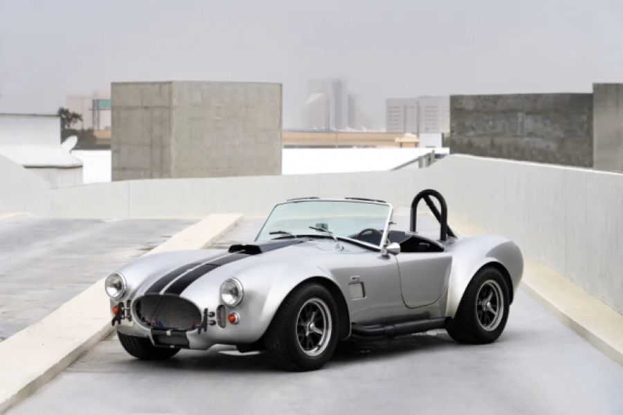 Μια καθαρόαιμη 1965 Shelby Cobra στο δρόμο για το Palm Beach