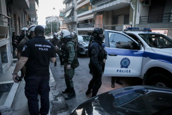 Εντοπίστηκε οπλοστάσιο σε αποθήκη στο Κολωνάκι