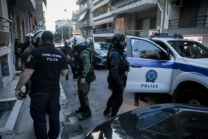 Εντοπίστηκε οπλοστάσιο σε αποθήκη στο Κολωνάκι