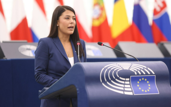 Λατινοπούλου εναντίον Φον Ντερ Λάιεν: Δεν υπάρχει μεγαλύτερη ρατσίστρια από σας με τους Ευρωπαίους