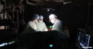 Ουκρανία: Εγχείρηση ανοιχτής καρδιάς στο σκοτάδι, σε μια φωτογραφία που συγκλονίζει