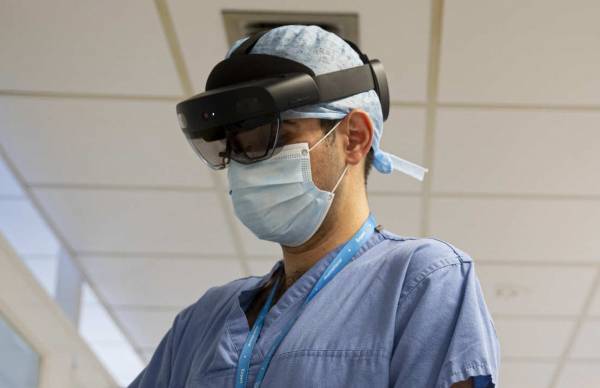Μέσω… headsets και ολογραμμάτων εξετάζονται ασθενείς με κορονοϊό