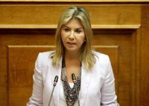 Μακρή: Πιθανή αφαίρεση γονικής μέριμνας και ποινές για αρνητές γονείς