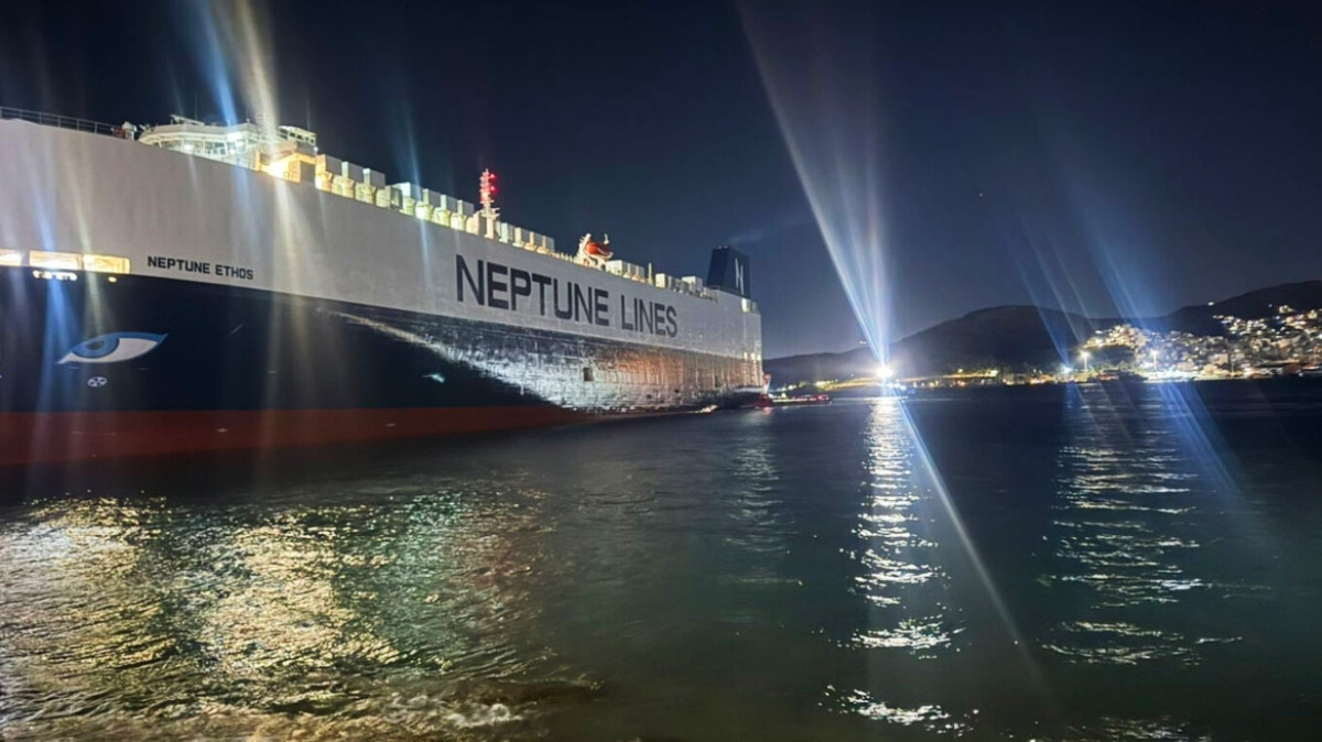 Σαλαμίνα: Αποκολλήθηκε το «Neptune Ethos» – Ρυμουλκείται προς την Ελευσίνα