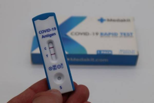 Αναλυτικός οδηγός: Βήμα-βήμα η διαδικασία για τα ατομικά τεστ κορονοϊού