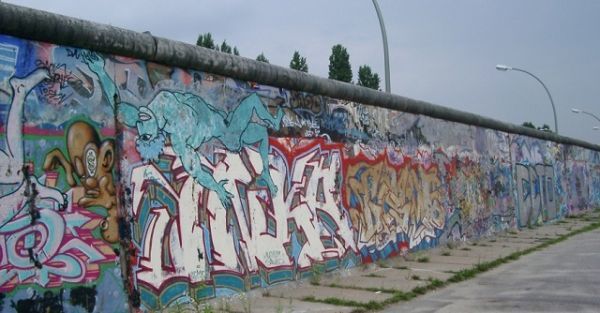 «Στο σφυρί» το... Τείχος του Βερολίνου!