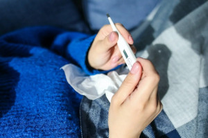 «Θερίζει» τα παιδιά το κοκτέιλ ιώσεων, λοιμώξεων και κορονοϊού