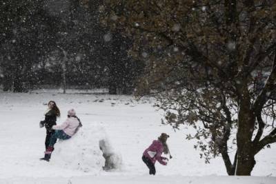 Κυριολεκτικά... λευκά Χριστούγεννα: Το «ψυχρό μέτωπο» σαρώνει τη χώρα