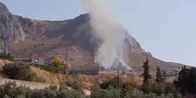 Αρχαία Κόρινθος: Πυρκαγιά σε χαμηλή βλάστηση- Δεν απειλείται κατοικημένη περιοχή