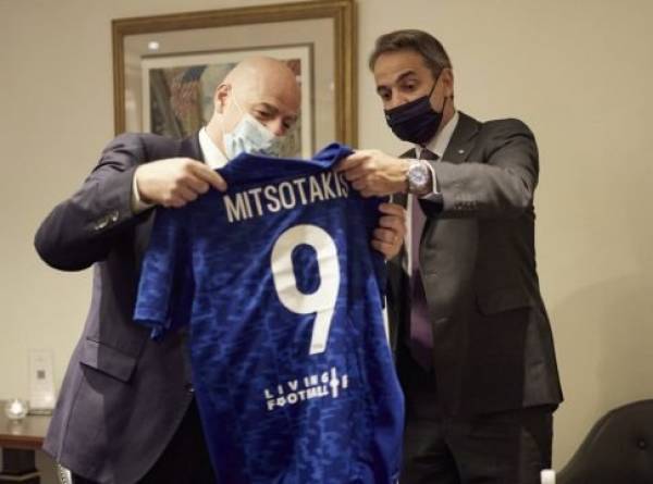 Μία φανέλα με το 9 για τον Μητσοτάκη