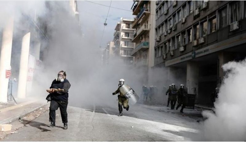 Αγρότες: Νέα ένταση έξω από το υπουργείο Αγροτικής Ανάπτυξης