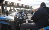 Αγρότες: Ξεφορτώνουν τρακτέρ από νταλίκες στον Ισθμό