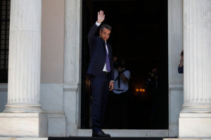 Το ΠαΣοΚ στην κατηφόρα και ο Μητσοτάκης το «αποχαιρετά»