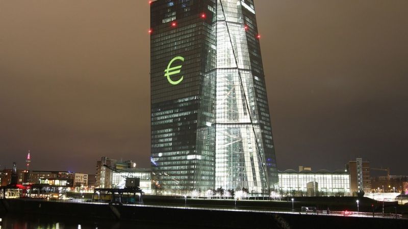 Αγώνας δρόμου για το QE, κόντρα στα προγνωστικά