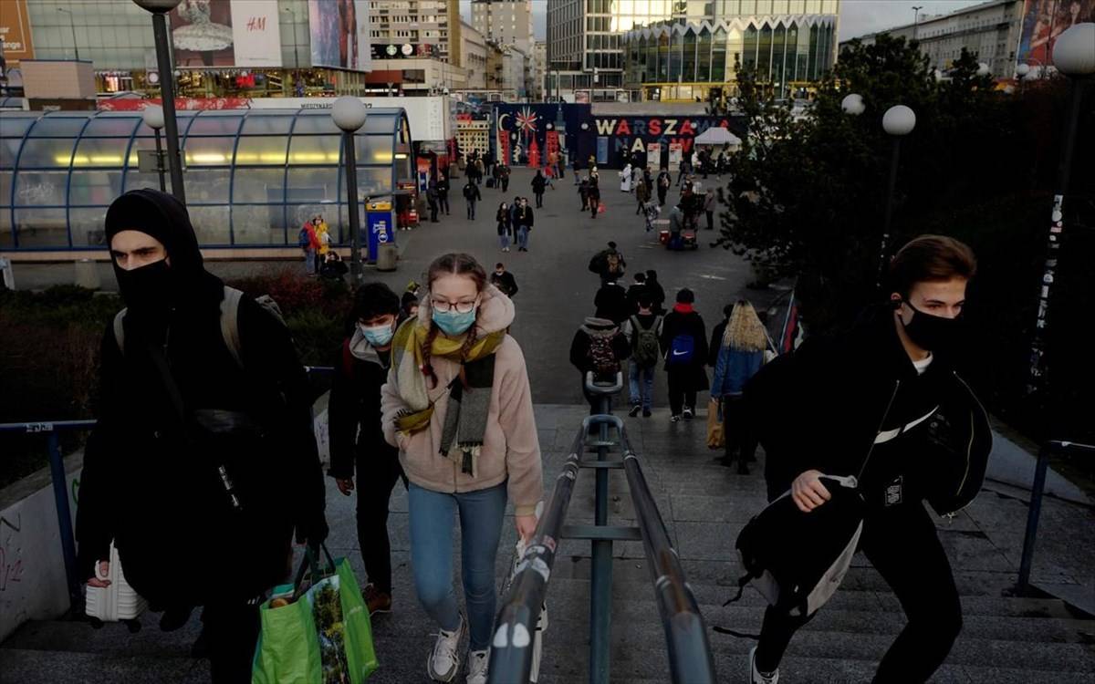 Πολωνία: Υποχρεωτικός εμβολιασμός γιατρών, δασκάλων και δυνάμεων ασφαλείας