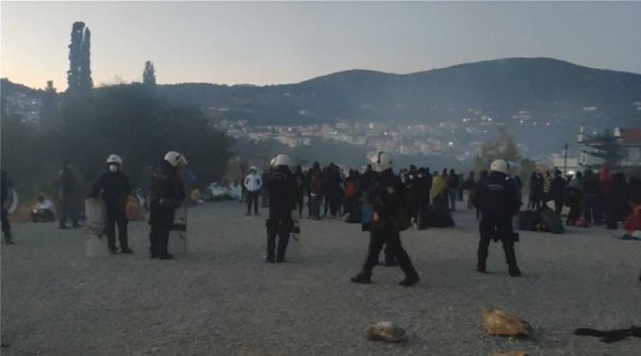 Πυρκαγιά στον υπαίθριο καταυλισμό γύρω από το ΚΥΤ Σάμου (video)