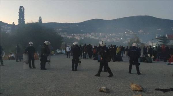 Πυρκαγιά στον υπαίθριο καταυλισμό γύρω από το ΚΥΤ Σάμου (video)