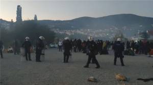 Πυρκαγιά στον υπαίθριο καταυλισμό γύρω από το ΚΥΤ Σάμου (video)