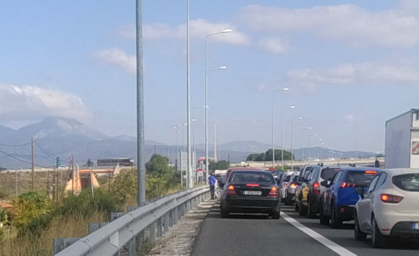 Τα αγροτικά μπλόκα «φρενάρουν» την επιστροφή στην Αθήνα: Ουρές χιλιομέτρων και εκτροπές στην Εθνική Οδό