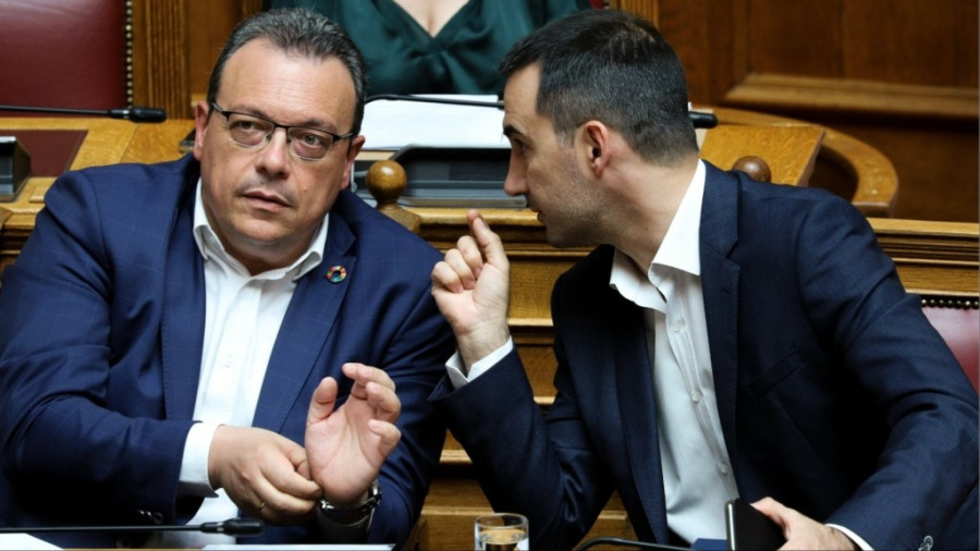 Τα κόμματα της Αριστεράς πιέζουν το ΠΑΣΟΚ για πρόταση δυσπιστίας