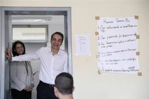 Σε γυμνάσιο στο Παγκράτι ο Κυριάκος Μητσοτάκης (photos)
