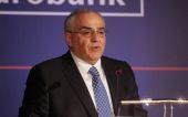 «Μήνυμα» Καραμούζη για ανακεφαλαιοποίηση, capital controls, καταθέσεις και ανάπτυξη