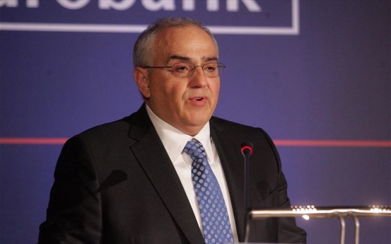 «Μήνυμα» Καραμούζη για ανακεφαλαιοποίηση, capital controls, καταθέσεις και ανάπτυξη