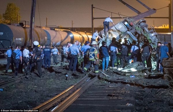 Φιλαδέλφεια: 5 νεκροί &amp; 50 τραυματίες από εκτροχιασμό τρένου (φωτο)