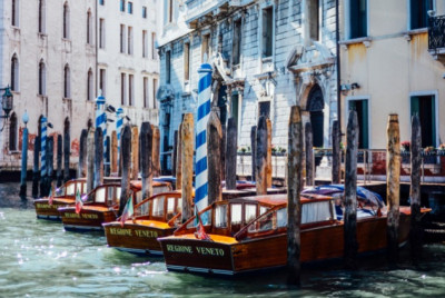Riva, οι πανέμορφες πλωτές λιμουζίνες της Βενετίας