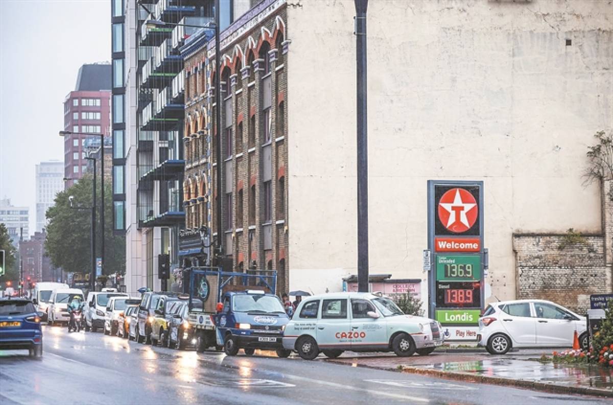Έκκληση βρετανικής κυβέρνησης: Όχι άλλα μπουκάλια νερού στα βενζινάδικα