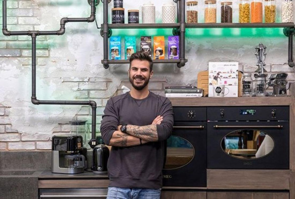 Έκλεισε τα Kitchen Lab ο Άκης Πετρετζίκης