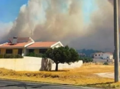 Σαρωνίδα: Μεγάλη φωτιά στη Φέριζα- Μήνυμα του 112 για εκκένωση
