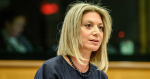 Καρυστιανού σε Άδωνι: Σας προκαλώ να μου απαντήσετε σε όλα όσα προσάπτω στην κυβέρνησή σας