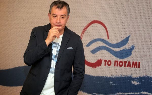 Ο Σταύρος Θεοδωράκης, εγκλωβίστηκε σε ασανσέρ της Βουλής