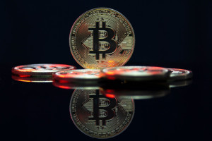 Πιέσεις σε Bitcoin και Ethereum – Αυξάνονται τα «στοιχήματα» για διόρθωση