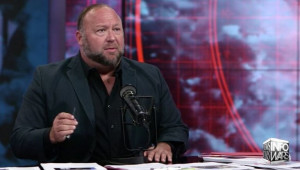 Τζόουνς: Αντιμέτωπος με πρόστιμο $1 δισ. ο οπαδός του Τραμπ