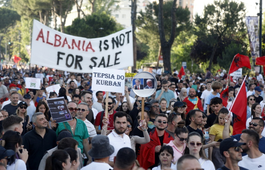 Αλβανία: Συνεχίζονται οι αντικυβερνητικές διαδηλώσεις κατά των επενδύσεων που συνδέονται με την οικογένεια Τραμπ