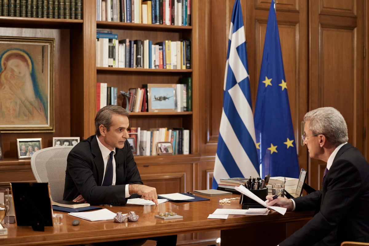 Διπλό μέτωπο Μητσοτάκη με Τσίπρα-Βαξεβάνη και Μαρινάκη