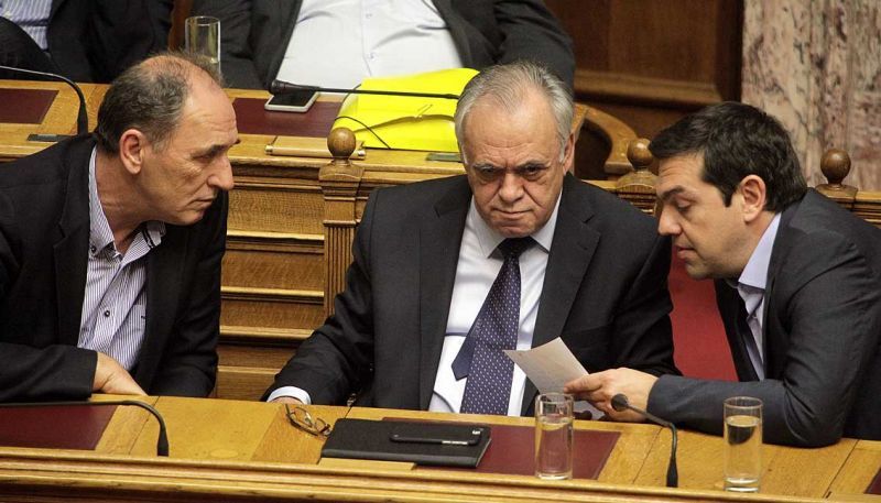 Πολυνομοσχέδιο: Συν… ΕΚΑΣ και χείρα η ψήφος με βουλευτικές αγωνίες