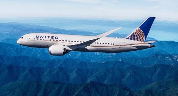 United Airlines: Απολύσεις ή περικοπές για το 1/3 του προσωπικού