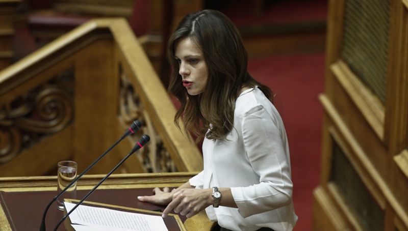 Αχτσιόγλου σε ΝΔ:Εύχεστε να ξηλώσει το ΔΝΤ τις συλλογικές συμβάσεις