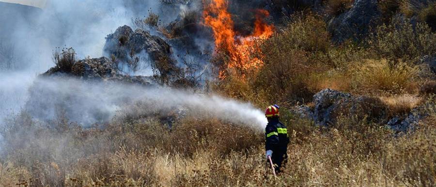 Πυρκαγιά στη Σταμάτα Αττικής κοντά σε κατοικίες