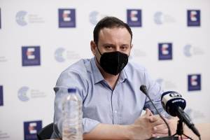 Μαγιορκίνης: Αυξημένη πίεση στα νοσοκομεία σε περιοχές με χαμηλή εμβολιαστική κάλυψη