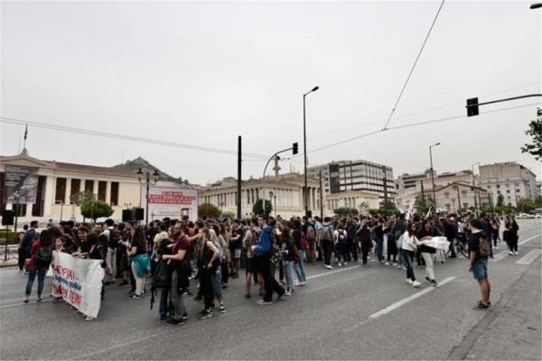 Οι μαθητές διαδηλώνουν κατά του νομοσχεδίου για το νέο Λύκειο
