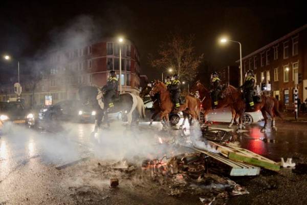 Ολλανδία: Βίαια επεισόδια αντιεμβολιαστών- 5 αστυνομικοί τραυματίες, 51 συλλήψεις