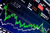 Πάρτι στο Χ.Α., βουτιά στα spreads και ανάκαμψη για το ευρώ