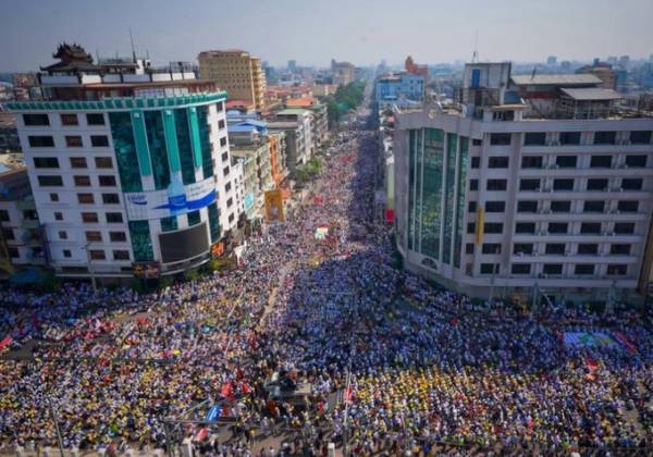 Μιανμάρ: «Επανάσταση των πέντε 2»-Εκατοντάδες χιλιάδες διαδηλωτές κατά της χούντας